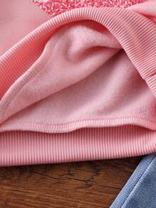 SHEIN بلوزة بياقة طاقم مطبوع عليها قلب وبنطال جينز كاجوال للأطفال البنات، خريفي