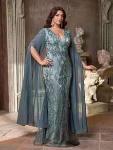 Aureia فستان سهرة رسمي أنيق ذو رقبة على شكل حرف V باللون الرمادي الداكن، أكمام واسعة، مزين بالتطريز الفاخر والشيفون والخصر المزين بالراين والخرز، ذيل على شكل ذيل السمكة، مناسب للمناسبات الرسمية المسائية للمقاسات الكبيرة