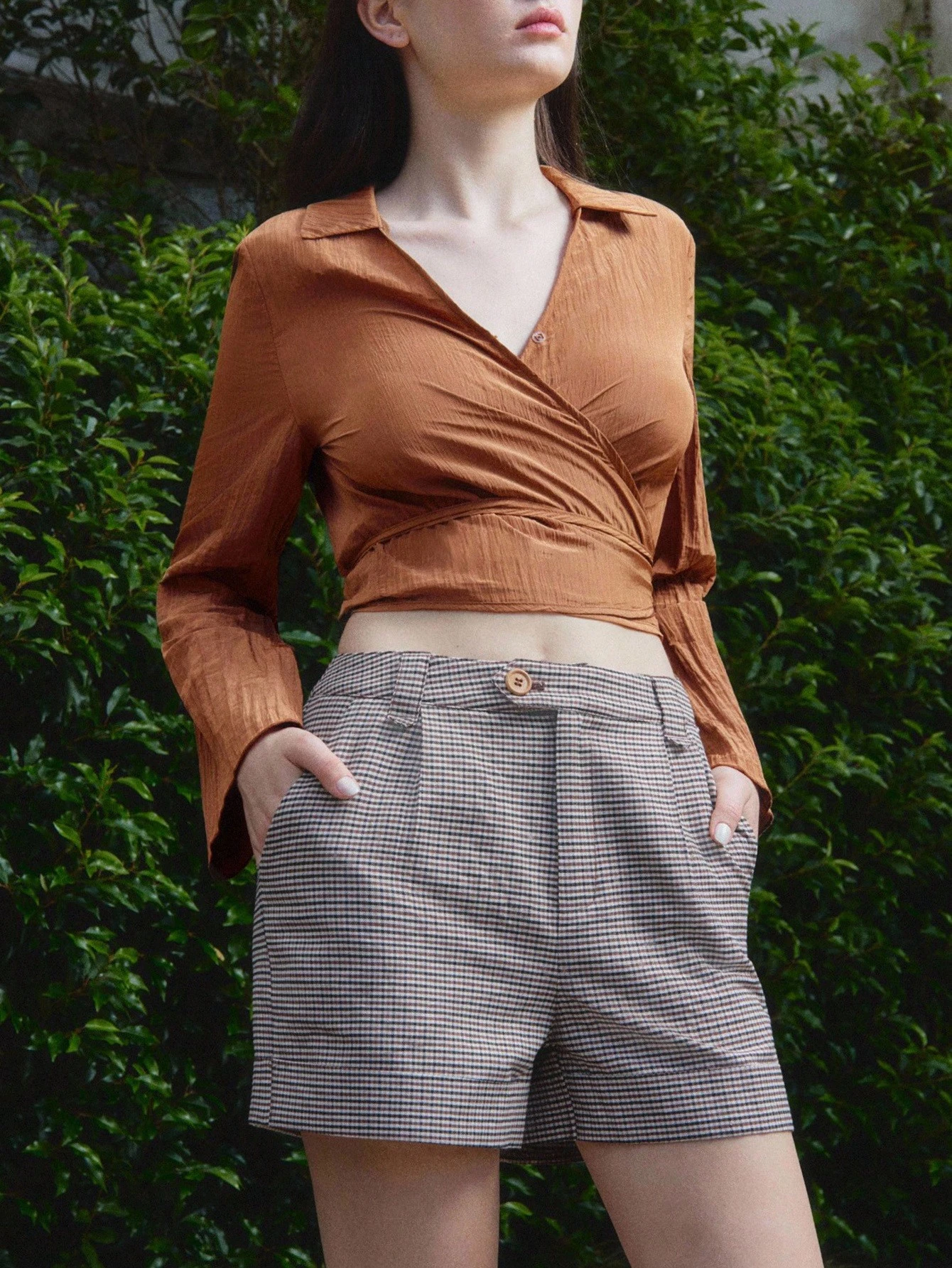 テクスチャードサテン フレアスリーブ クロップラップトップ リボン ディテール ティーチャー オフィスアウトフィット レディース 新学期