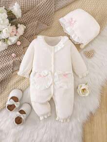 SHEIN 1 Stück Baby Mädchen 2025 Neue gestrickte Latzhose, Aprikosen Jacquard Stoff, Rüschenkragen, Herztasche, Schleifen Dekor, Vorderverschluss, praktisch zum Anziehen, geeignet für Baby Shower, Hausmode, Krabbeln, mit niedlichem Hut für Herbst und Winter - Aprikosenfarben - Übersicht 3