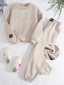 SHEIN Serisse Kids 青少年女孩宽松休闲字母压花贴片细节字母图案圆领套头衫运动衫和运动裤运动 2 件套服装