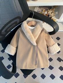 1 件婴儿女孩秋冬时尚优雅复古街头风格卡其色长袖夹克，袖口和衣领有毛茸茸的饰边，适合街头摄影
