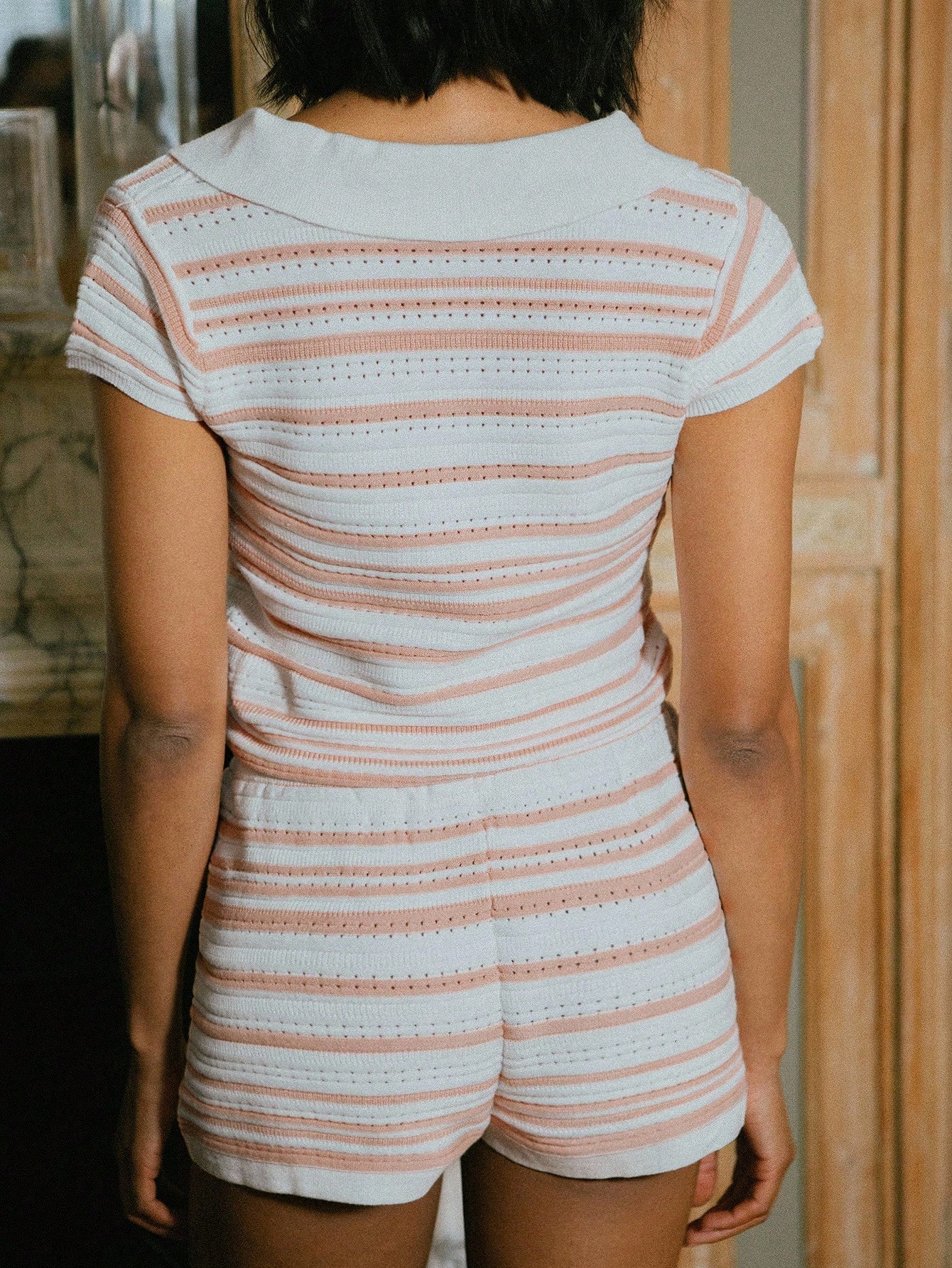 Dzianinowa sukienka w paski na wakacje z otwartym ściegiem i guzikami z przodu, w komplecie plażowym dla kobiet