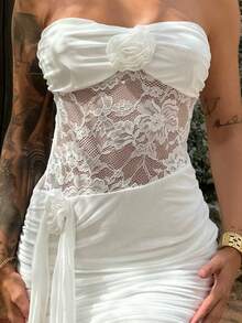 Bearsaez Robe mini ajustée avec panneau de dentelle sexy et élégant, décoration florale, pour plage et villégiature - Blanc - Voir 5