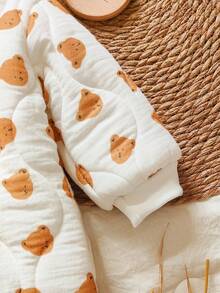 SHEIN Vintaside Kids Babyboy 男婴长袖连帽时尚可爱西式连体衣。这款夹克非常适合户外旅行，提供充足的防寒保护。款式时尚实用。