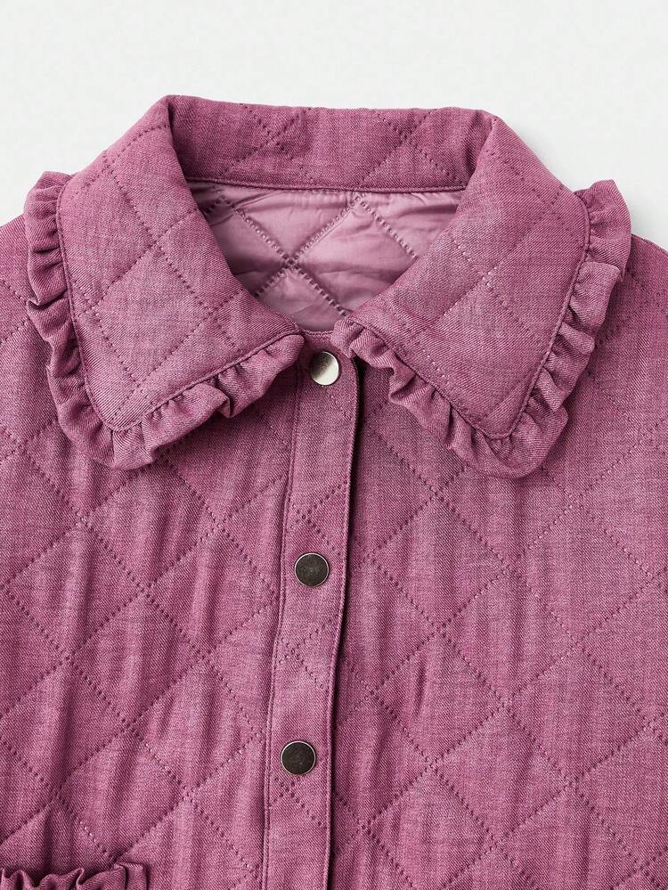 Veste matelassée rose poussiéreux d'automne avec col volant et devant boutonné. Vêtements pour femmes d'automne. Veste violette d'automne et d'hiver pour femmes