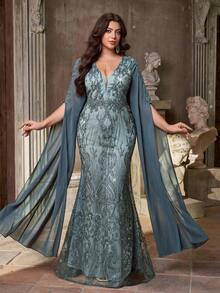 Aureia فستان سهرة رسمي أنيق ذو رقبة على شكل حرف V باللون الرمادي الداكن، أكمام واسعة، مزين بالتطريز الفاخر والشيفون والخصر المزين بالراين والخرز، ذيل على شكل ذيل السمكة، مناسب للمناسبات الرسمية المسائية للمقاسات الكبيرة