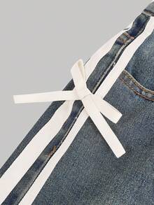 SHEIN 少女Y2K时尚侧条纹蝴蝶结宽松复古水洗休闲牛仔直筒阔腿牛仔裤，斜插口袋设计，适合夏季、秋季假期穿着，也适合日常出行、户外活动、居家、早午餐、下午茶、通勤、机场穿着、秋季返校季、乡村音乐会等场合。 - 中等水洗藍 - 查看 7