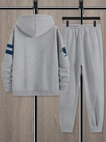 Manfinity Homme 男士两件套保暖休闲卫衣和运动裤套装，印有数字23和盾牌图案，适合冬季、秋季穿着，是送给男士、男友的理想礼物，也是秋季男士穿搭、舒适秋冬装扮的完美选择。 - 灰色 - 查看 3