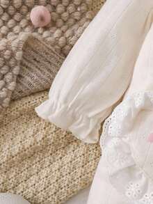 SHEIN 1 Stück Baby Mädchen 2025 Neue gestrickte Latzhose, Aprikosen Jacquard Stoff, Rüschenkragen, Herztasche, Schleifen Dekor, Vorderverschluss, praktisch zum Anziehen, geeignet für Baby Shower, Hausmode, Krabbeln, mit niedlichem Hut für Herbst und Winter - Aprikosenfarben - Übersicht 7