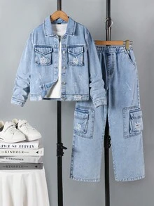 Conjunto de niño de 2 piezas de mezclilla azul claro para otoño e invierno 2025, nueva llegada, para todas las estaciones, de mezclilla azul claro, chaqueta de manga larga de mezclilla retro y pantalones cargo de mezclilla, casual, de moda, estilo vintage y clásico de ropa de calle, pantalones vaqueros rectos y relajados, suaves y cómodos, adecuados para uso diario, escuela, viajes, fiestas, hogar, vacaciones, Halloween, Navidad, Colección de otoño 2025 - Azul - Ver 1