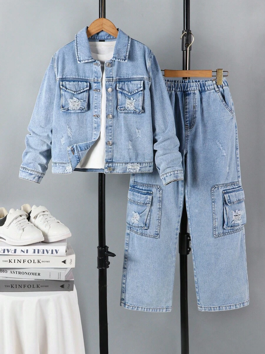Conjunto de niño de 2 piezas de mezclilla azul claro para otoño e invierno 2025, nueva llegada, para todas las estaciones, de mezclilla azul claro, chaqueta de manga larga de mezclilla retro y pantalones cargo de mezclilla, casual, de moda, estilo vintage y clásico de ropa de calle, pantalones vaqueros rectos y relajados, suaves y cómodos, adecuados para uso diario, escuela, viajes, fiestas, hogar, vacaciones, Halloween, Navidad, Colección de otoño 2025 - Azul - Ver 1