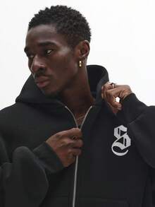 SUMWON 短款全拉链哥特字母印花连帽卫衣，带白色文字图案，秋冬休闲街头服饰 - 黑色 - 查看 3