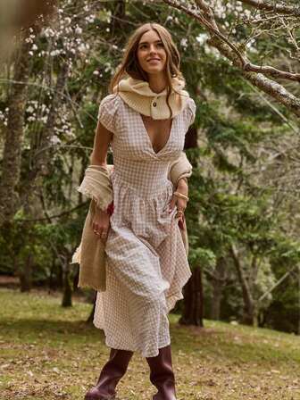 Aralina Höst/vinter V-ringad, korsad, kortärmad, rutigt tryck, brun ginghamklänning med sänkt midja, perfekt för examensklänning eller lantlig klänning i Stockholmsstil för kvinnor