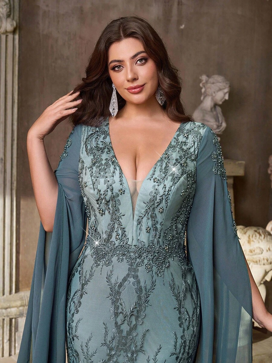 Aureia فستان سهرة رسمي أنيق ذو رقبة على شكل حرف V باللون الرمادي الداكن، أكمام واسعة، مزين بالتطريز الفاخر والشيفون والخصر المزين بالراين والخرز، ذيل على شكل ذيل السمكة، مناسب للمناسبات الرسمية المسائية للمقاسات الكبيرة