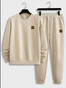 Manfinity Homme 2 件男士休闲成熟字母贴片简约圆领运动衫和运动裤套装，卡其色，秋季服装 - 卡其色 - 查看 4