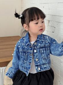 SHEIN Baby Mädchen weiße Kunstperlen blaue Jeans Kragen Langarm Kurze Jacke, Mädchen Frühling und Sommer Lässig Urlaub Country Boho Tragen, Strandoutfits für Mädchen, Western Streetwear für Mädchen, Spring Break Outfits, Rave Outfits Festival Denim Jacke, Baby Mädchen Urlaubs Outfits