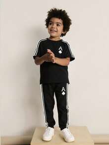 SHEIN 两件套儿童/青少年男童休闲百搭印花图案混纺厚薄罗纹圆领短袖T恤和运动裤针织套装，男童服装，运动裤，男童夏季服装，套装，校服上衣，返校服装，黑色图案T恤，秋季裤装 - 黑色 - 查看 5