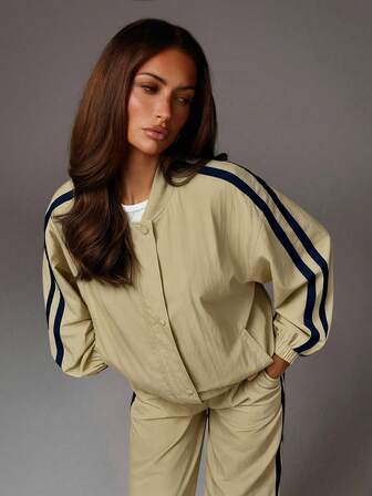 Athîral Damjacka med lång ärm och kontrastränder och knappar framtill