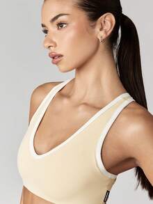 Missguided x Playboy Top deportivo de alto impacto con cuello en V y espalda cruzada, que absorbe la humedad, para actividades atléticas, entrenamiento y fitness - Amarillo - Ver 6