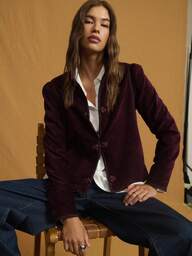 Nöista Chaqueta de terciopelo a medida con cuello alto y botones chinos detallados, que ofrece una silueta elegante y formal ideal para atuendos de invierno de mujer, vestimenta refinada para fiestas, estilismo navideño y looks elevados de Año Nuevo.