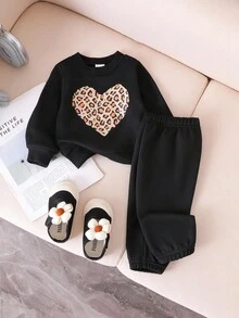 SHEIN 3件組嬰幼兒可愛粉色冬季家庭套裝 彩色愛心印花長袖針織連帽衛衣與長褲 秋季適用 - 彩色 - 查看 5