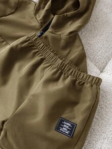 SHEIN 2 件装男婴军绿色连帽套头衫和松紧腰裤休闲运动装，秋季