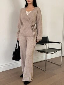 DAZY 女士V领裹身式长袖宽松针织毛衣和长直筒裤优雅都市休闲针织两件套 - 卡其色 - 查看 4