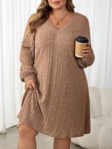 SHEIN CURVE+ 大码女装秋冬棕色拉绒针织V领长袖短款女装连衣裙 - 駝色 - 查看 4