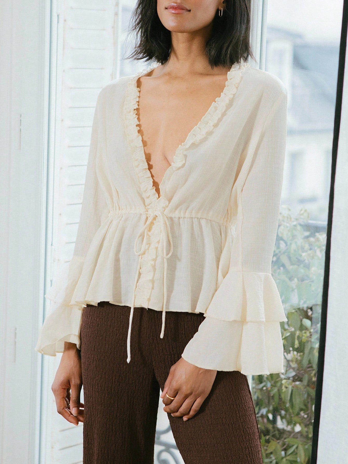Boho Urlaubs Chiffon Bluse mit tiefem Ausschnitt, Rüschenärmeln und Bindung in der Taille, Herbstbluse, Frauenkleidung