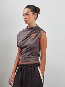 COUREZ 垂褶不对称T恤，正面饰有学院风图案 / Y2K 春季外出上衣 时尚女装套装 健身运动图案T恤 - 灰色 - 查看 5