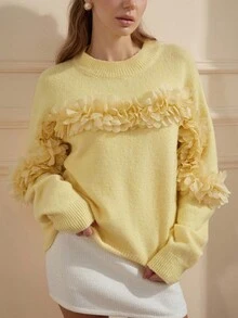 Aveloria Rosie Cremefarbener gelber Herbst/Winter Neuankömmling aufwendiges 3D Blumen Trim Design, raffiniert eleganter vielseitiger Damen Pullover