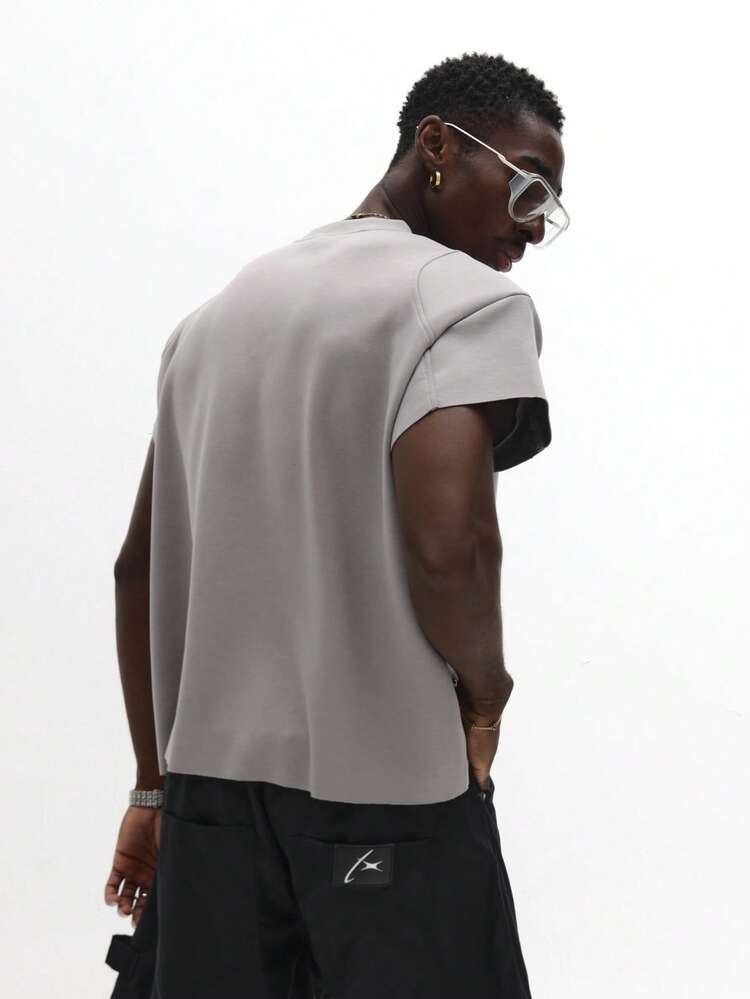 Camiseta com borda crua e design de aplique estrutural