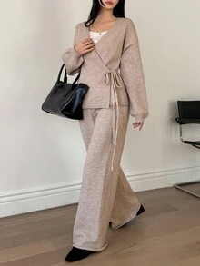 DAZY 女士V领裹身式长袖宽松针织毛衣和长直筒裤优雅都市休闲针织两件套 - 卡其色 - 查看 1
