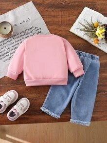 SHEIN بلوزة بياقة طاقم مطبوع عليها قلب وبنطال جينز كاجوال للأطفال البنات، خريفي