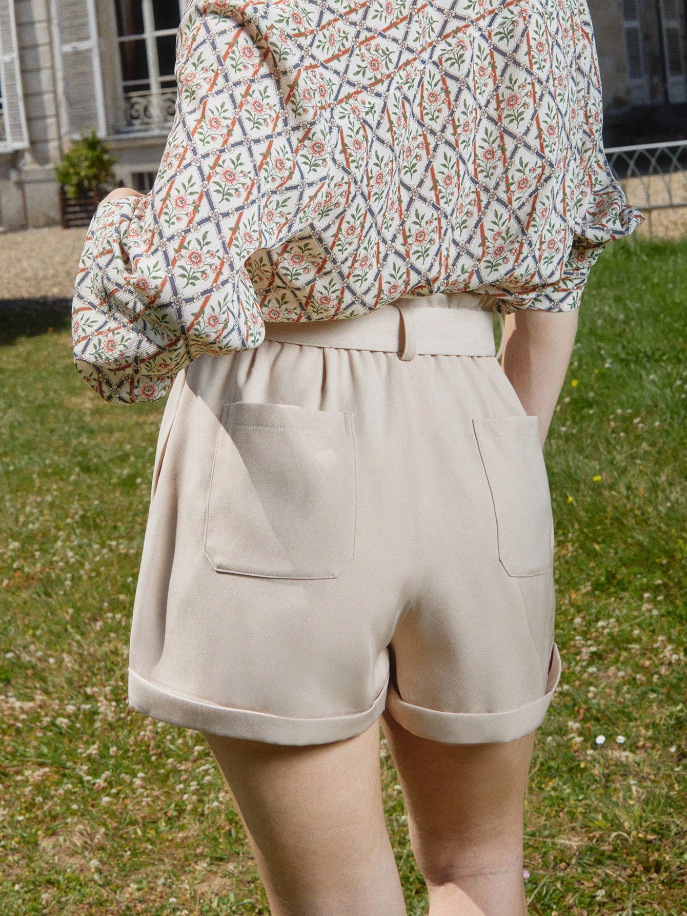 Short taille haute avec taille élastique, ceinture nouée et ourlet retroussé. Tenues de vacances, tenues de bureau