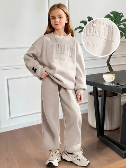 SHEIN Serisse Kids 青少年女孩宽松休闲字母压花贴片细节字母图案圆领套头衫运动衫和运动裤运动 2 件套服装