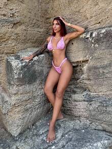 Bearsaez Frühlings-Break Damen Bademode Sommer Outfit, 2-teiliger texturierter Stoff Fuchsia Dreieck Bikini Badeanzug mit Anhänger, Urlaubssets für den Strand