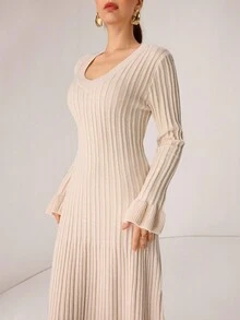Modelyn 女式优雅纯色 V 领喇叭袖修身毛衣裙，秋冬 - 杏色 - 查看 4