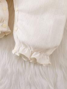 SHEIN 1 Stück Baby Mädchen 2025 Neue gestrickte Latzhose, Aprikosen Jacquard Stoff, Rüschenkragen, Herztasche, Schleifen Dekor, Vorderverschluss, praktisch zum Anziehen, geeignet für Baby Shower, Hausmode, Krabbeln, mit niedlichem Hut für Herbst und Winter - Aprikosenfarben - Übersicht 4