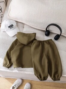 SHEIN 2 件装男婴军绿色连帽套头衫和松紧腰裤休闲运动装，秋季