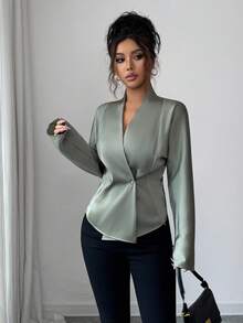 Elenzga Blouse à manches longues avec col en satin, col en V, double boutonnage, taille cintrée, ourlet asymétrique et épaules tombantes. Élégante, adaptée au bureau, aux déplacements, au style de vie décontracté et vintage. Convient pour Halloween, Noël, Thanksgiving, le thé de l'après-midi, la rentrée scolaire. - Militaire verte - Voir 3