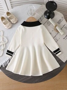 少女装饰针织连衣裙，正面饰有仿纽扣 - 白色 - 查看 2