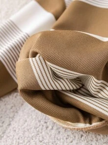 SHEIN 2 件套年轻男童休闲宽松舒适可爱毛绒熊图案条纹连帽衫和裤子套装 - 彩色 - 查看 6