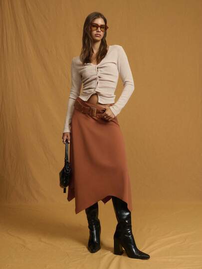 Nöista Falda midi de color marrón óxido con un bajo asimétrico y una cintura ancha con cinturón, perfecta para un estilo elegante de otoño, capas modernas de invierno o moda callejera femenina destacada.