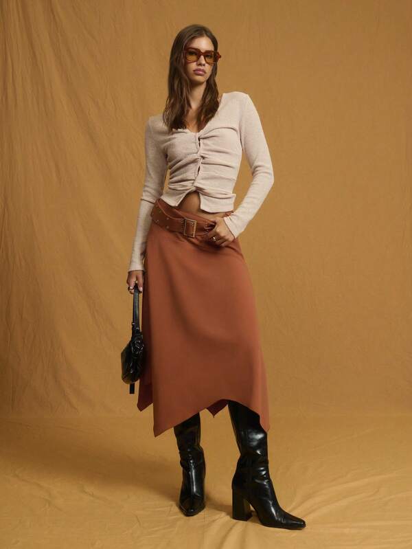 Nöista Falda midi de color marrón óxido con un bajo asimétrico y una cintura ancha con cinturón, perfecta para un estilo elegante de otoño, capas modernas de invierno o moda callejera femenina destacada.