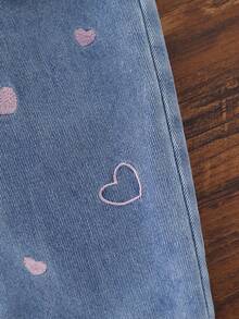 SHEIN بلوزة بياقة طاقم مطبوع عليها قلب وبنطال جينز كاجوال للأطفال البنات، خريفي