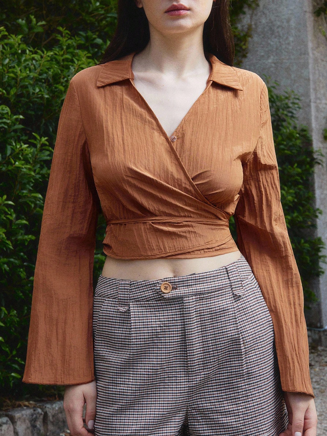 テクスチャードサテン フレアスリーブ クロップラップトップ リボン ディテール ティーチャー オフィスアウトフィット レディース 新学期