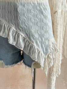 Soleia 大码女式纹理网眼 V 领喇叭袖荷叶边下摆衬衫 - 米色 - 查看 8