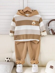 SHEIN 2 件套年轻男童休闲宽松舒适可爱毛绒熊图案条纹连帽衫和裤子套装 - 彩色 - 查看 4